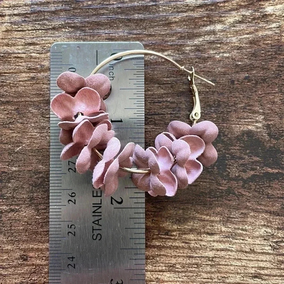 ❤️ NEW 2/$20 or 3/$25 Statement Gold and Pink Hoop Flower Dangle Earrings - Picture 2 of 5